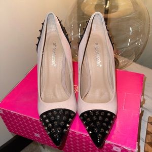 Nude and Black pumps. Shoe dazzle. Women’s size 6.